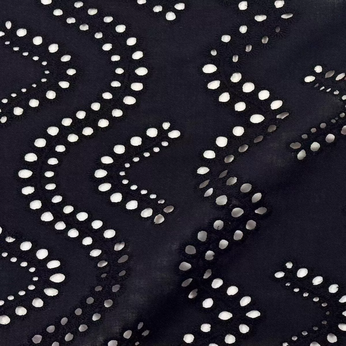 Waves Eyelet Black
